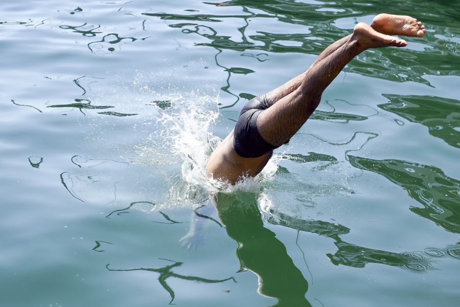 «Gerade bei tiefen oder schwankenden Wasserständen können Kopfsprünge in Seen schwerwiegende Verletzungen bis hin zu einer Querschnittlähmung verursachen», sagt Manuela Marra von der Paraplegiker-Stiftung.