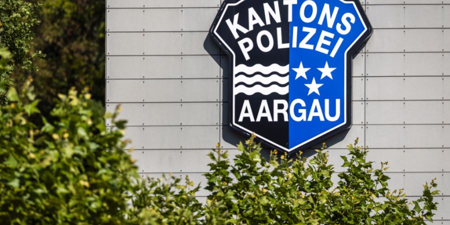 Passanten fanden den Mann kurz nach 21.30 Uhr in der Unterführung am Bahnhof Aarburg-Oftringen unterhalb eines Treppenabgangs. Er lag auf dem Boden und war zu keinem Zeitpunkt ansprech...