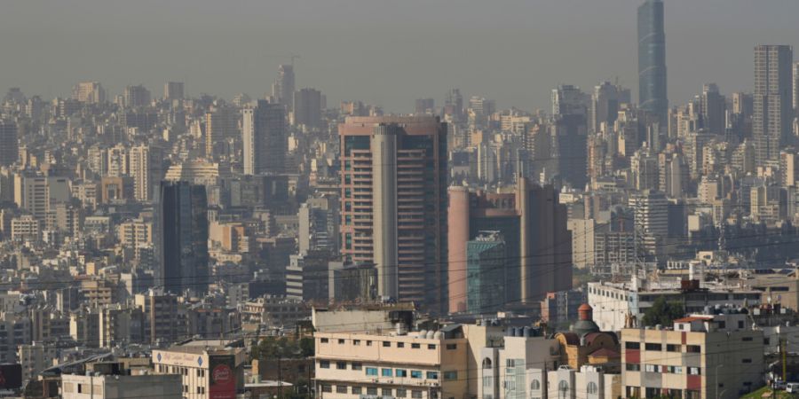 ARCHIV - Das Habtoor Hotel ist in der Mitte der Skyline von Beirut zu sehen. Foto: Hassan Ammar/AP/dpa