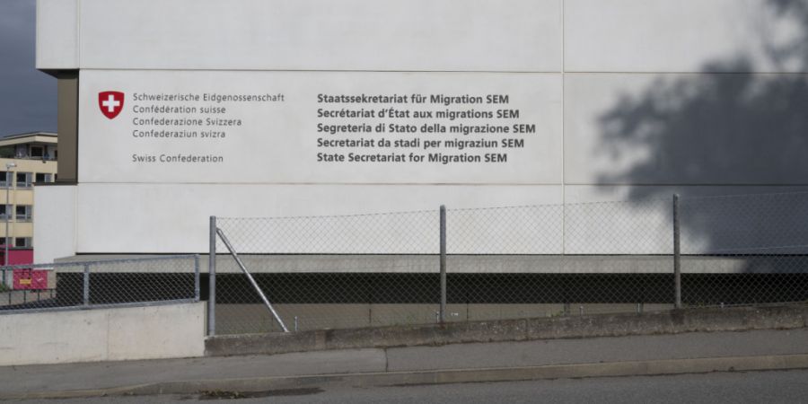 Weil weniger Asylgesuche gestellt werden, will das Staatssekretariat für Migration (SEM) sechs Unterkünfte schliessen. Im Bundesasylzentrum in Brugg AG wurde die Kapazität deswegen v...