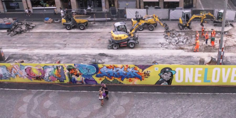 Zehn Künstlerinnen und Künstler haben die Baustellenwand am Basler Marktplatz in eine Graffitimeile verwandelt.