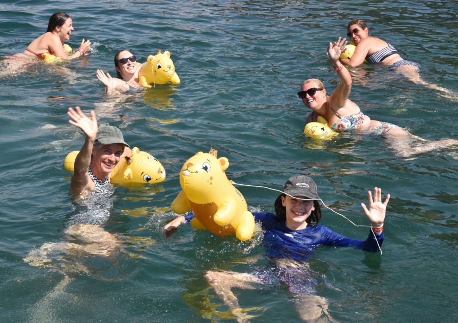 Überall sind gut gelaunte Schwimmerinnen und Schwimmer.