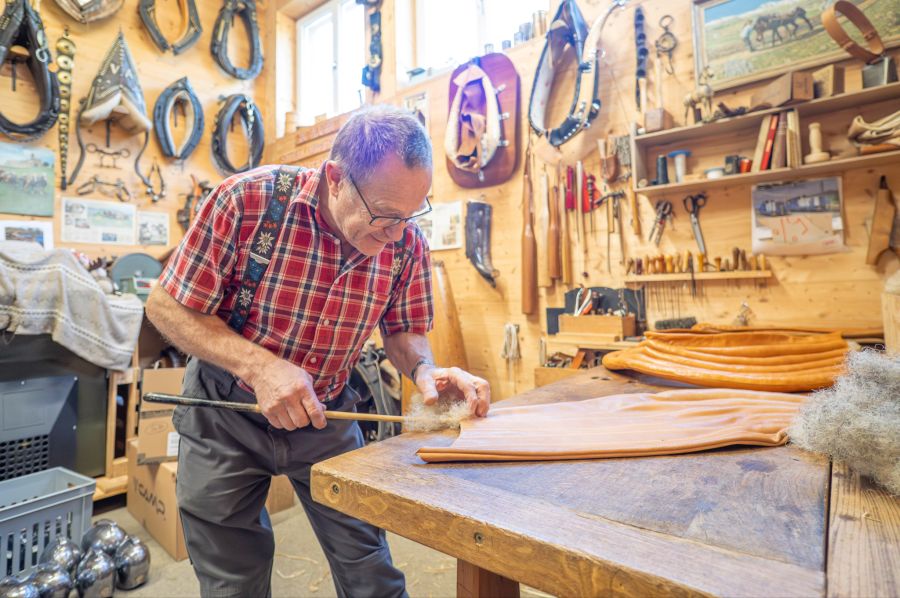 Hansruedi Blaser stopft einen Kummet.