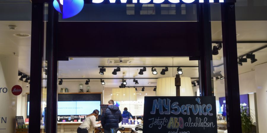 Die Swisscom will mit KI das Verhalten der Kunden in den Shops analysieren, um ihre Anliegen besser zu verstehen. Mit Sensoren und Mikrophonen in der Ladendecke werden Bewegungen und Ku...