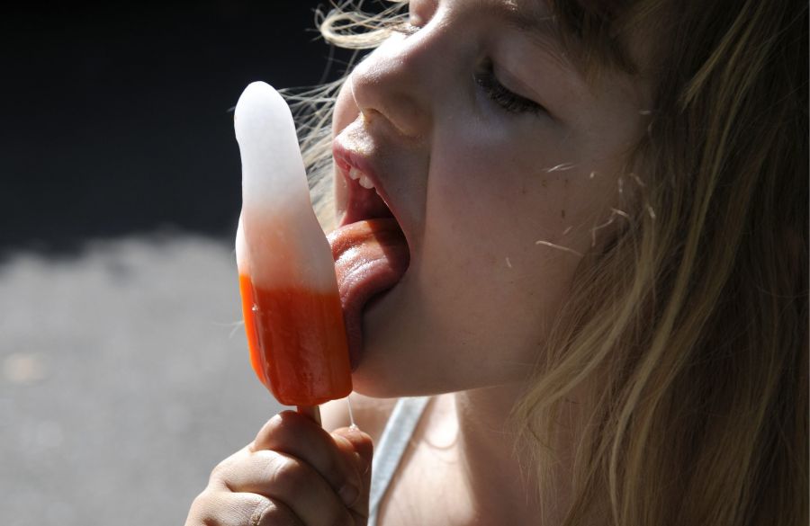 Mädchen mit Glace