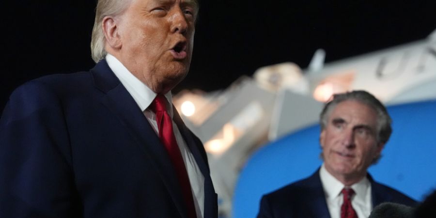 US-Präsident Donald Trump spricht mit Reportern, bevor er an Bord der Air Force One am John F. Kennedy International Airport geht, während Innenminister Doug Burgum zuhört. Foto: Mar...