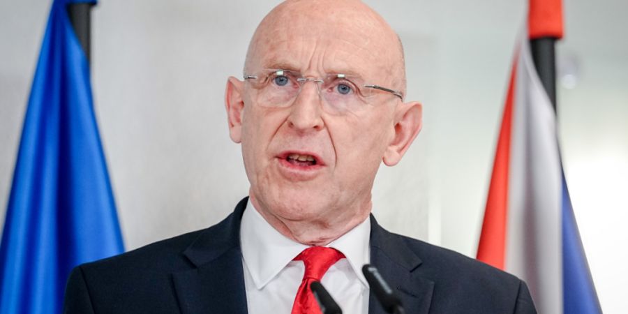 ARCHIV - John Healey, Verteidigungsminister von Großbritannien, gibt nach dem Treffen der Ukraine-Kontaktgruppe im Bundesministerium der Verteidigung eine Pressekonferenz. (zu dpa: «B...