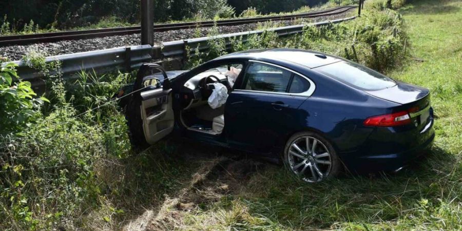 Ein Autofahrer rutschte mit seinem Wagen im Kanton Freiburg einen Hang hinunter Richtung der Bahngleise. (Bild wurde digital bearbeitet, um Nummernschild unkenntlich zu machen)
