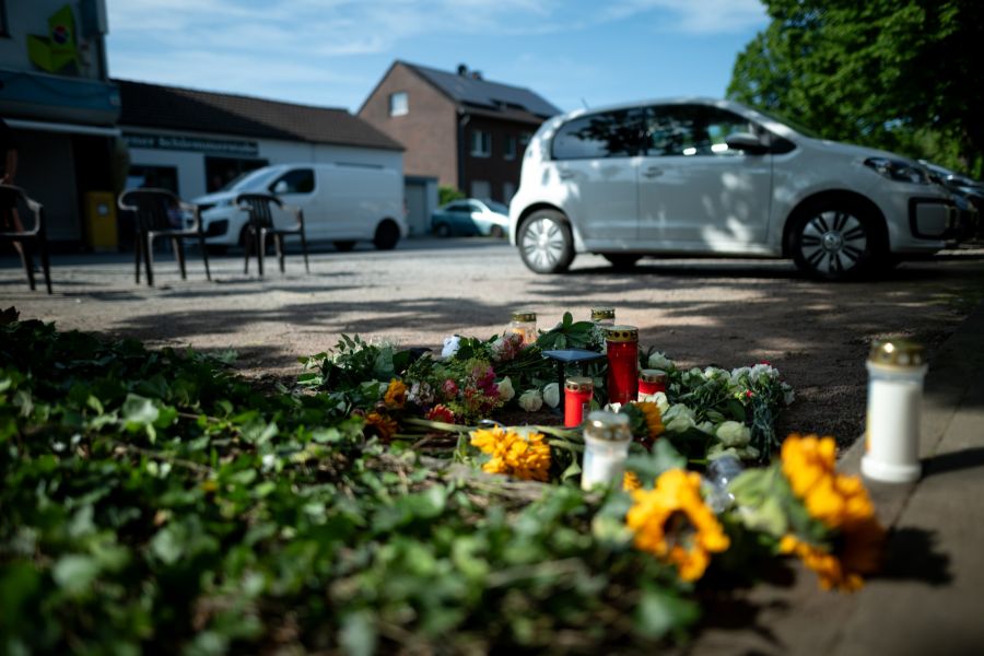 Kerzen, Sonnenblumen, stille Trauer: An der Hagenstrasse in Dinslaken (D) erinnern Anwohner an die zwei getöteten Kinder.