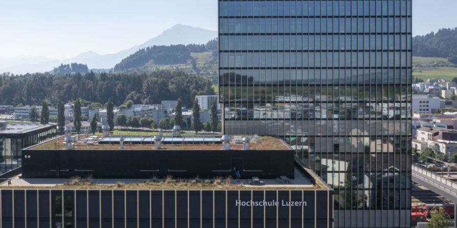 Auf dem Suurstoffi-Areal am Bahnhof Rotkreuz befindet sich einer der Standorte der Hochschule Luzern, die von allen sechs Zentralschweizer Kantonen getragen wird. (Archivbild)