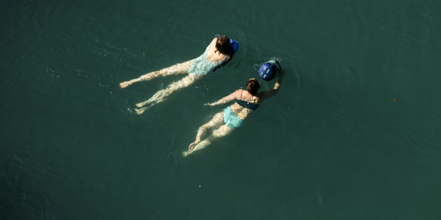 Aare-Schwimmer geniessen in Bern das kühle Nass. Eine mehrtägige Hitzeperiode im Mai ist in der Vergangenheit sehr selten vorgekommen. (Archivbild)