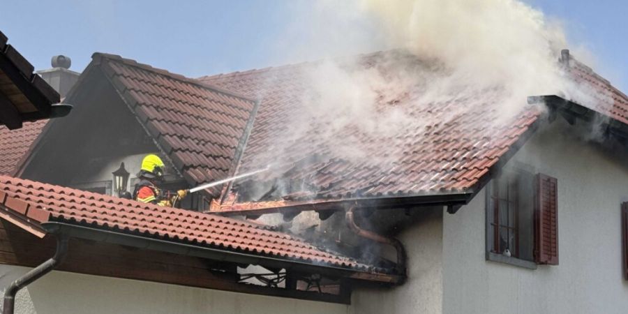 Mit einem Unkrautverbrenner zündete ein Rentner mutmasslich aus Versehen sein Haus an.