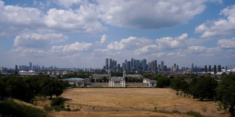 ARCHIV - Der ausgetrocknete Greenwich Park in London. Foto: Alberto Pezzali/AP/dpa/Archivbild