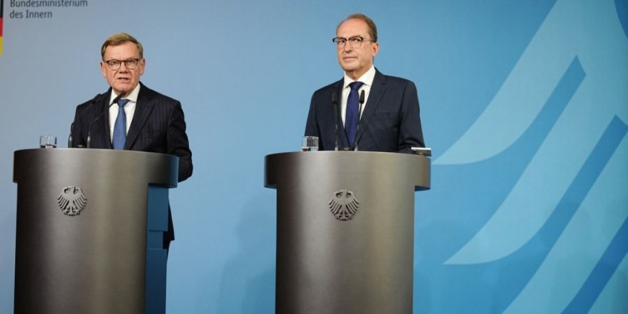 Johann Wadephul (l, CDU), Bundesaußenminister, und Alexander Dobrindt (CSU), Bundesinnenminister, geben eine Pressekonferenz zu den Entwicklungen im Fall der am Flughafen Leipzig/Halle...