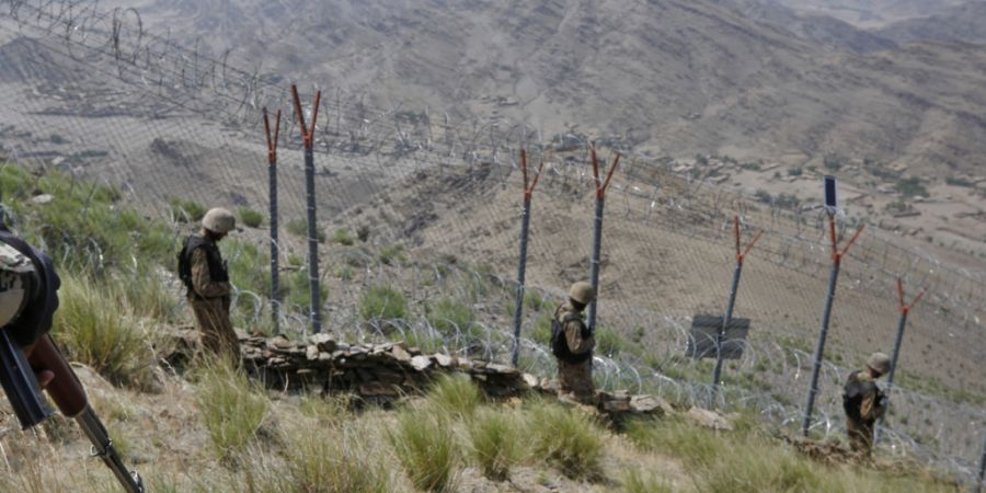 ARCHIV - Truppen der pakistanischen Armee patrouillieren entlang des Zauns an der pakistanisch-afghanischen Grenze in der Provinz Khyber-Pakhtunkhwa. Foto: Anjum Naveed/AP/dpa