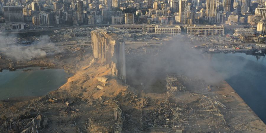 ARCHIV - Rauch steigt im Hafen von Beirut auf, nachdem sich eine Explosion ereignete. Foto: Hussein Malla/AP/dpa/Archivbild
