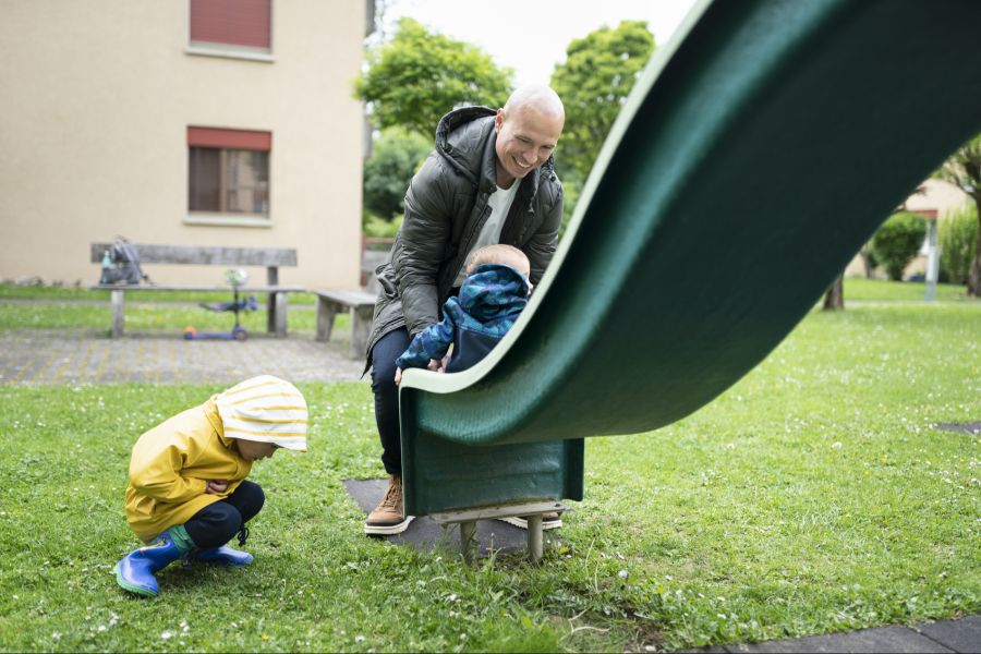 Wenn Kinder den Zigarettenstummel verschlucken oder darauf herumkauen, kann das zu Vergiftungen führen. (Symbolbild)