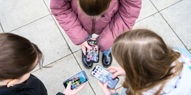 Schülerinnen Handy