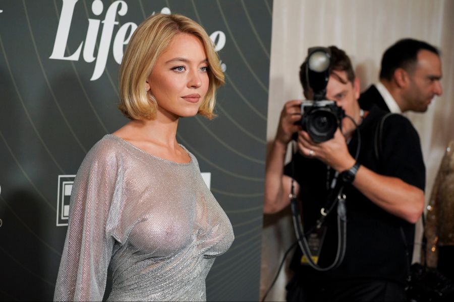 Sydney Sweeney postete nun Fotos von Athletinnen, die ebenfalls die Hüllen fallen liessen.