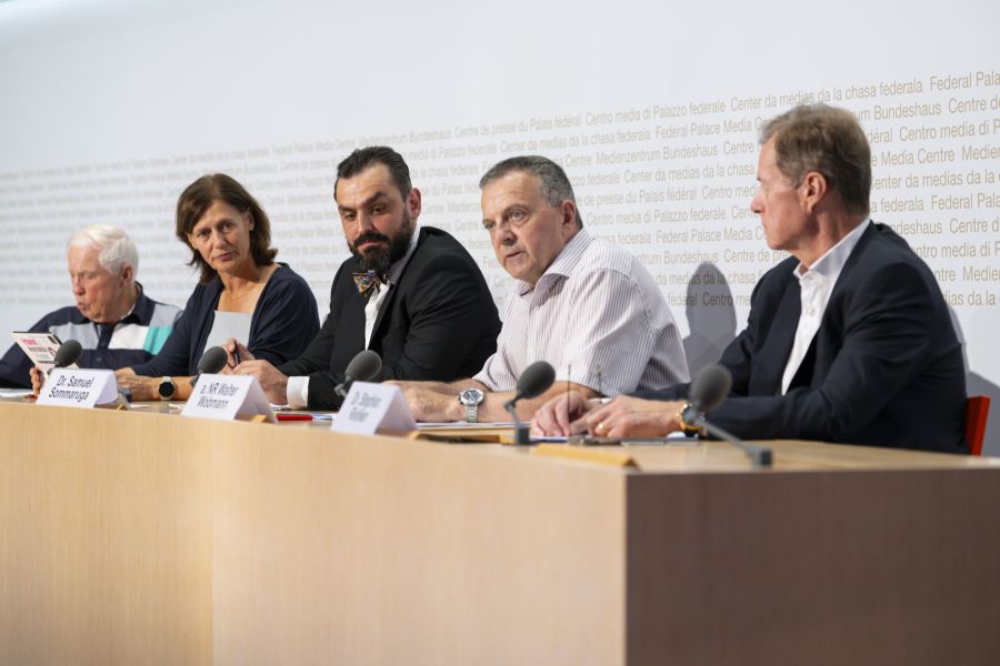 Das Initiativkomitee der Neutralitätsinitiative um Präsident Walter Wobmann.
