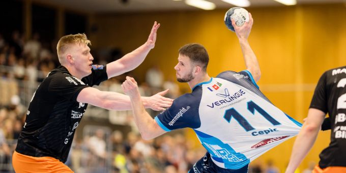 Ariel Pietrasik (Kadetten Schaffhausen), links, gegen HC Kriens-Luzerns Radojica Cepic. Kadetten Schaffhausen Kriens-Luzern
