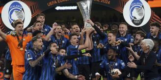 Grosse Ehre - Hier stemmt Ex-FCZler Djimsiti EL-Trophäe in die Höhe