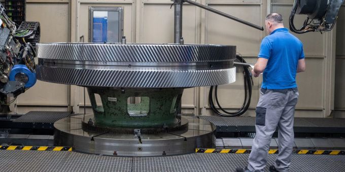 «Unsere Branche bietet gut bezahlte, attraktive Arbeitswelten, aber
Deutschlands Wohlstandsmaschine braucht einfach mehr Arbeitskräfte.» «Unsere Branche bietet gut bezahlte, attraktive Arbeitswelten, aber
Deutschlands Wohlstandsmaschine braucht einfach mehr Arbeitskräfte.»