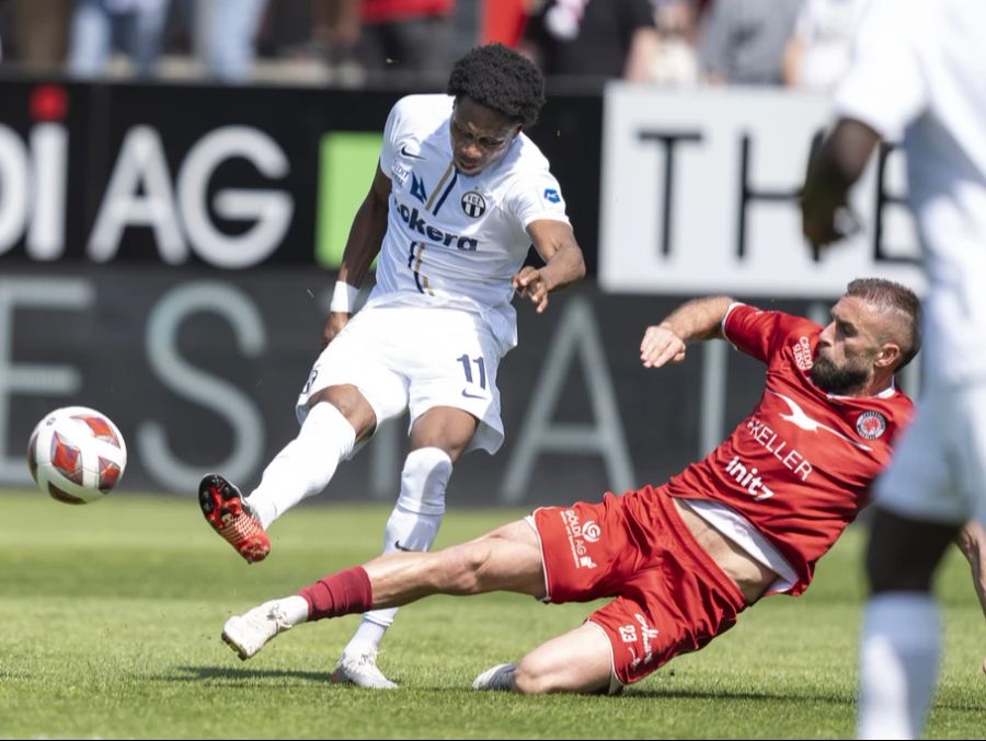 Granit Lekaj (r.) blockt einen Schuss von FCZ-Angreifer Jonathan Okita.