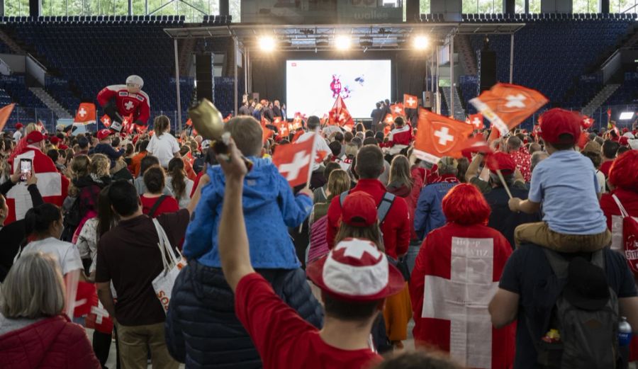 Über 1500 Fans empfangen die Schweizer Eishockey-Nati zurück in der Heimat.