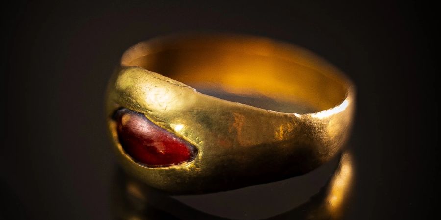 Goldring mit rotem Stein