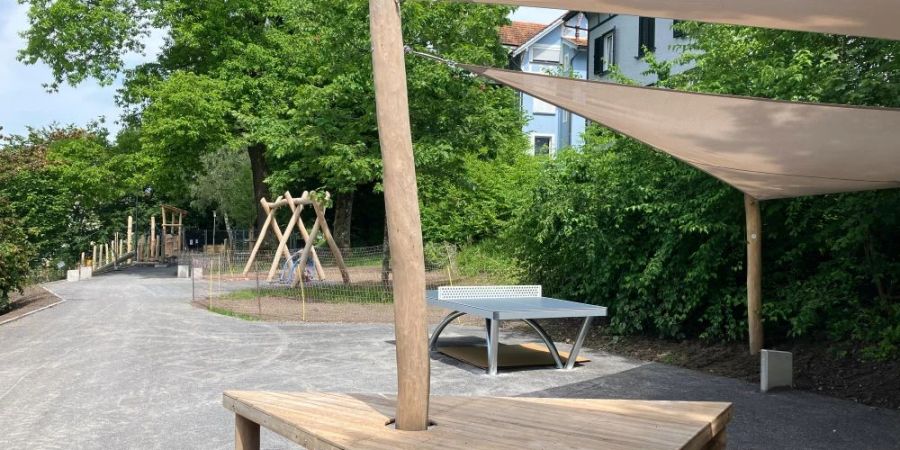 Park mit Spielgeräten