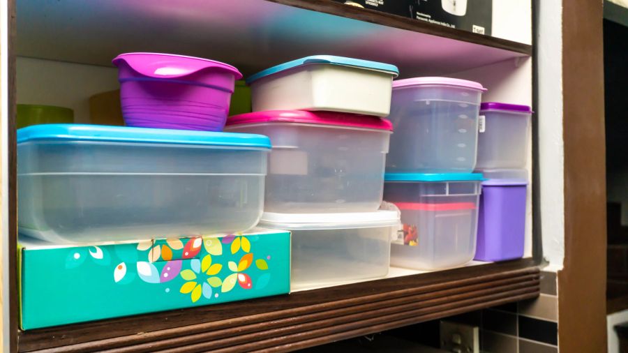 Küchenschrank mit Tupperware