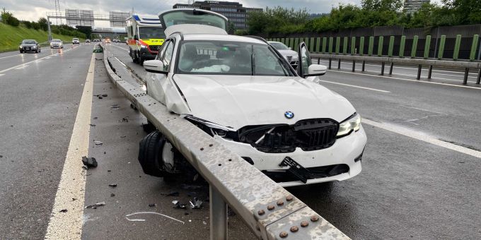 Risch Rotkreuz ZG: Durch Wespe abgelenkt - Totalschaden am Auto. Risch Rotkreuz ZG Unfall