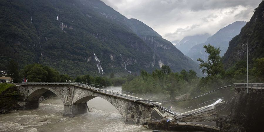 Eine Brücke im Maggiatal wird durch einen reissenden Fluss zerstört.