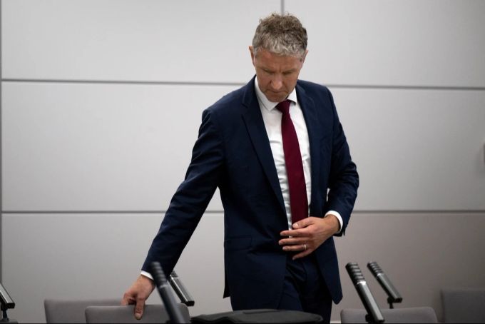 Björn Höcke nimmt im Gerichtssaal platz. björn höcke verurteilt