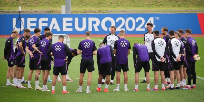 Julian Nagelsmann stimmt sein Team an der EM 2024 auf das Spiel gegen die Nati ein. EM 2024