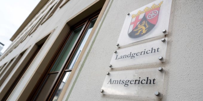 Eine Mutter musste sich wegen physischer Gewalt vor dem Amtsgericht Trier behaupten. mutter