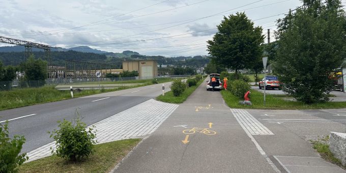 In Uznach wurde ein Rennvelofahrer bei einer Kollision mit einem Lieferwagen schwer verletzt. Kollision in Uznach