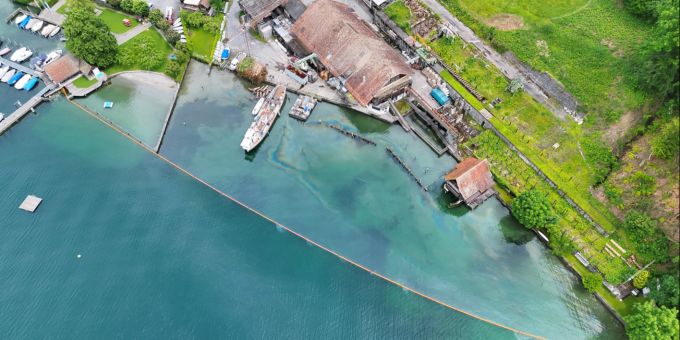 Nach Unfall in Greppen LU läuft Diesel in den Vierwaldstättersee. See
