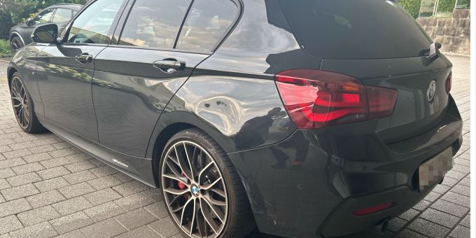 Nach einer Kollision zwischen einem Motorrad und einem Auto in Bäch SZ sucht die Polizei Zeugen. Sachschaden