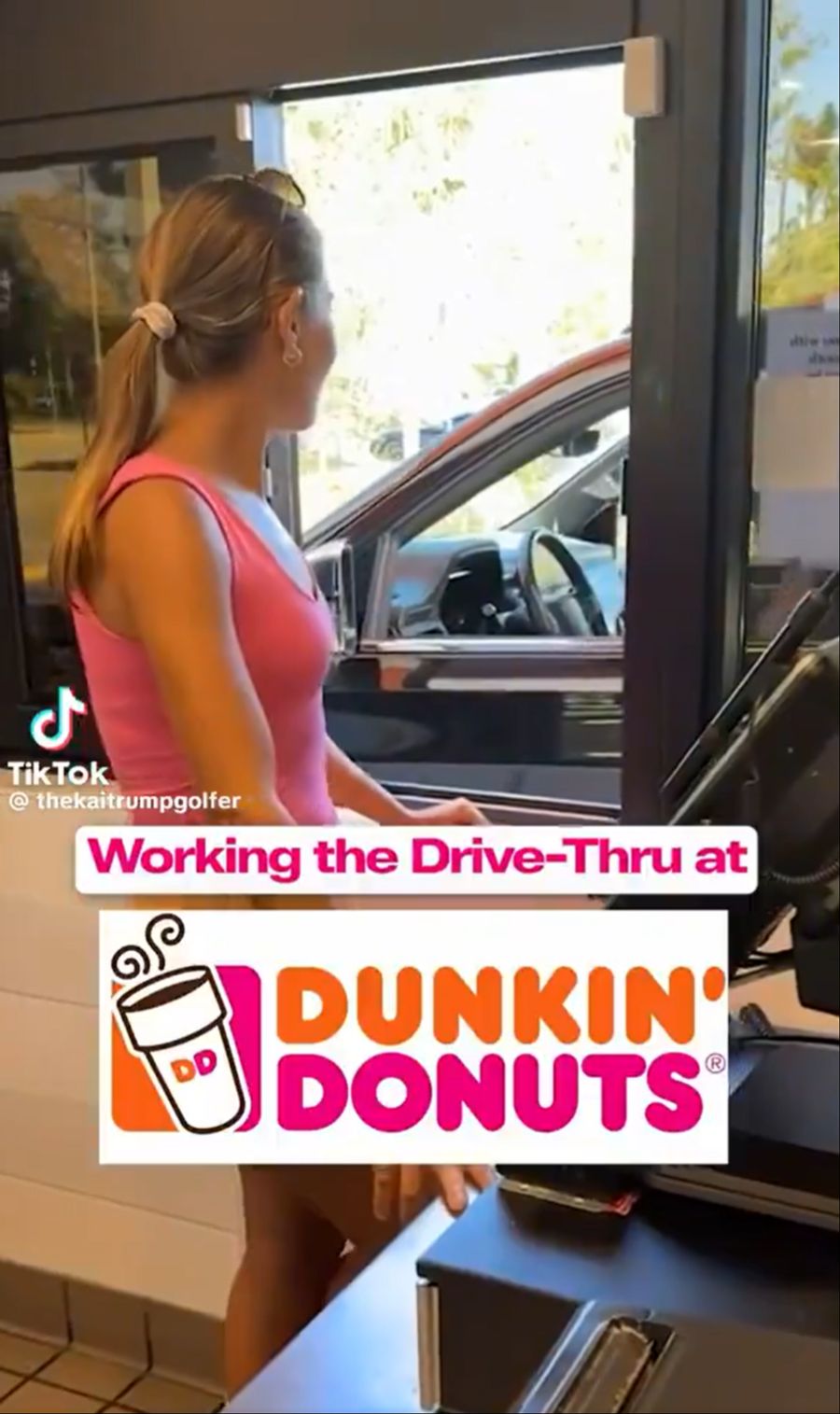 Kai Trump versucht sich als Drive-Thru-Mitarbeiterin bei Dunkin' Donuts.