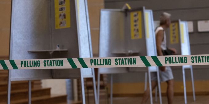 Wähler geben ihre Stimmen in einem Wahllokal in Singapur ab, 03. Mai 2025. Singapur