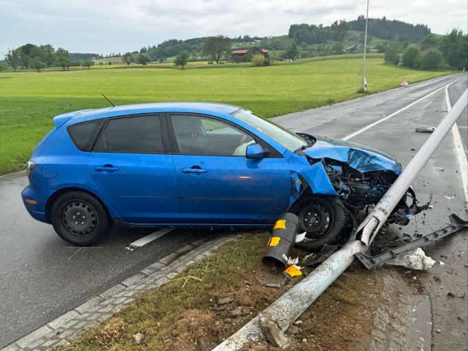 In Buttisholz ist eine Autofahrerin mit einem Kandelaber kollidiert. Selbstunfall in Buttisholz