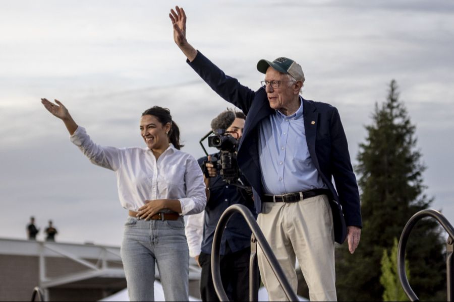 Alexandria Ocasio-Cortez und Bernie Sanders touren durch die USA.