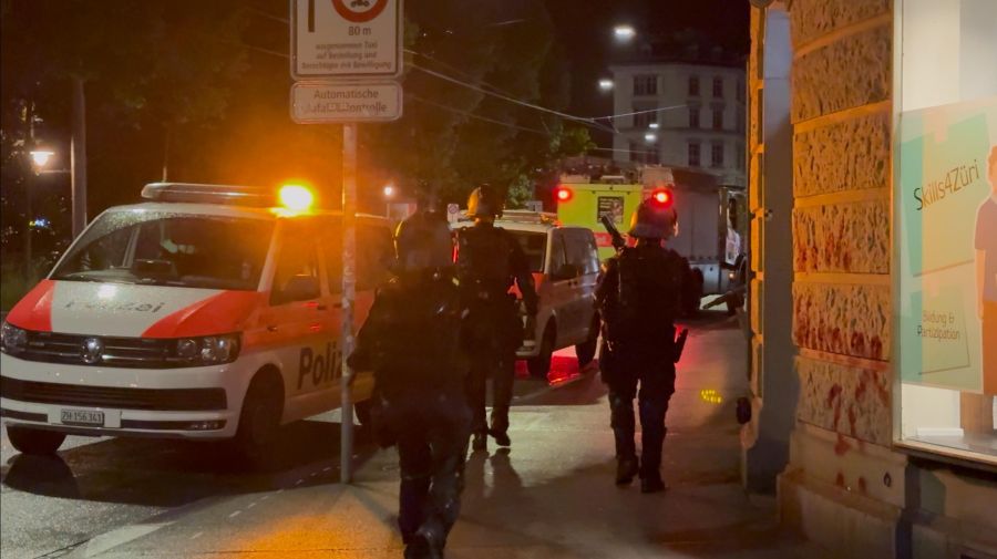Die Stadtpolizei Zürich zeigte am Sonntagabend Präsenz und wollte damit mögliche Ausschreitungen verhindern.