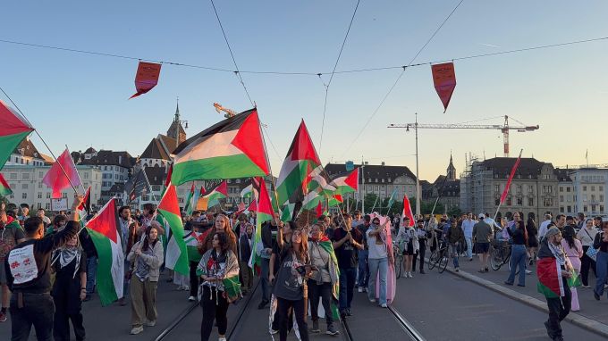In Basel demonstrieren rund 100 Personen für Solidarität mit Palästina. palästina