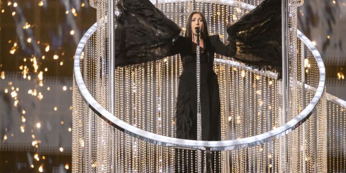 Die israelische Sängerin Yuval Raphael performt ihren Song «New Day Will Rise» in einem schwarzen Kleid. ESC