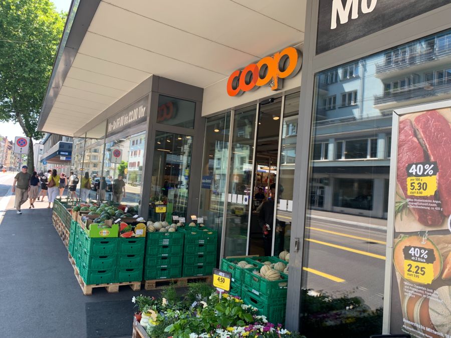 Kurz nach 12 Uhr mittags mangelt es im Coop am Albisriederplatz regelmässig an Besteck.