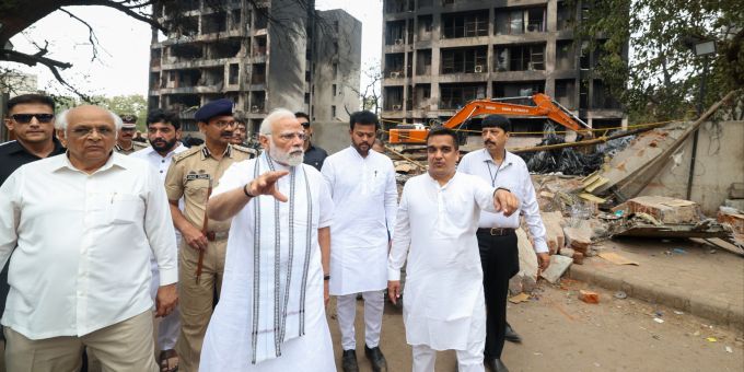 Indiens Premierminister Narendra Modi besuchte den Absturzort. Modi Flugzeugabsturz