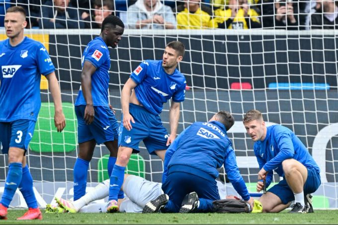 Bundesliga: Hoffenheims Torwart Oliver Baumann liegt verletzt am Boden. Torwart Oliver Bauman Bundesliga